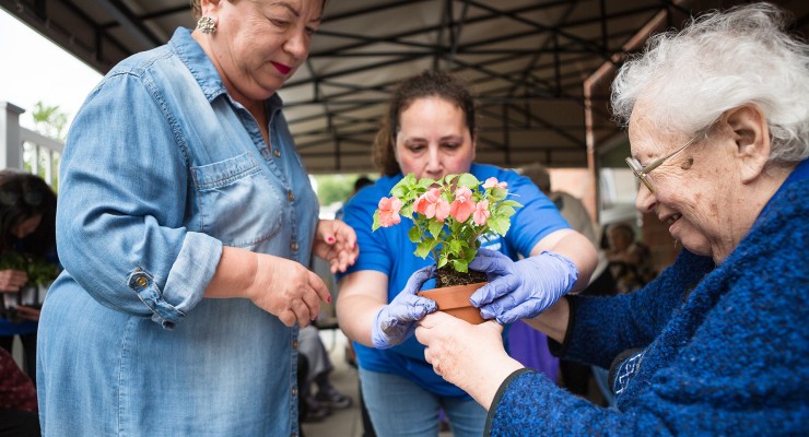 Volunteer working with 2Life Residents